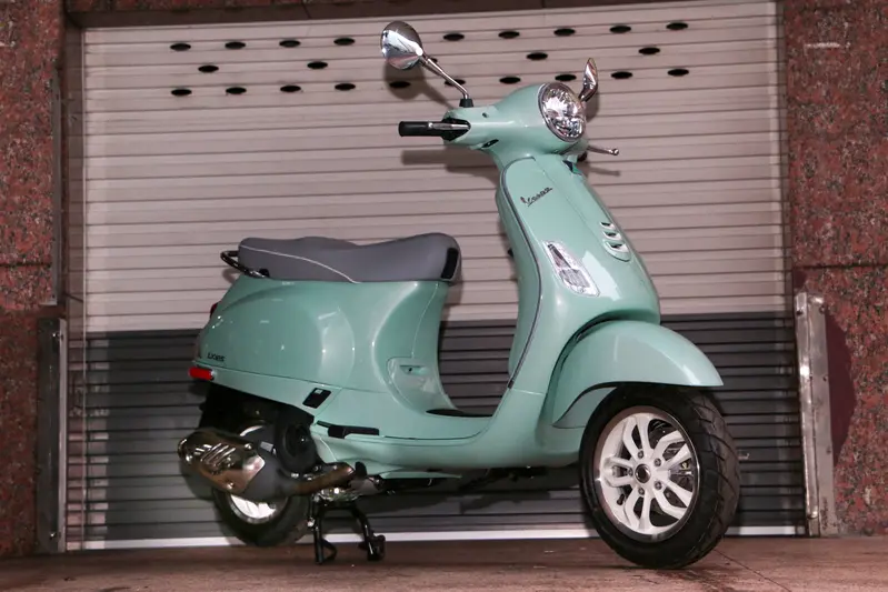 ▲Vespa LX 125：配備ABS 煞車系統、LED 頭燈與 USB 充電插座，讓這台靈活的入門車款兼具浪漫與實用性。