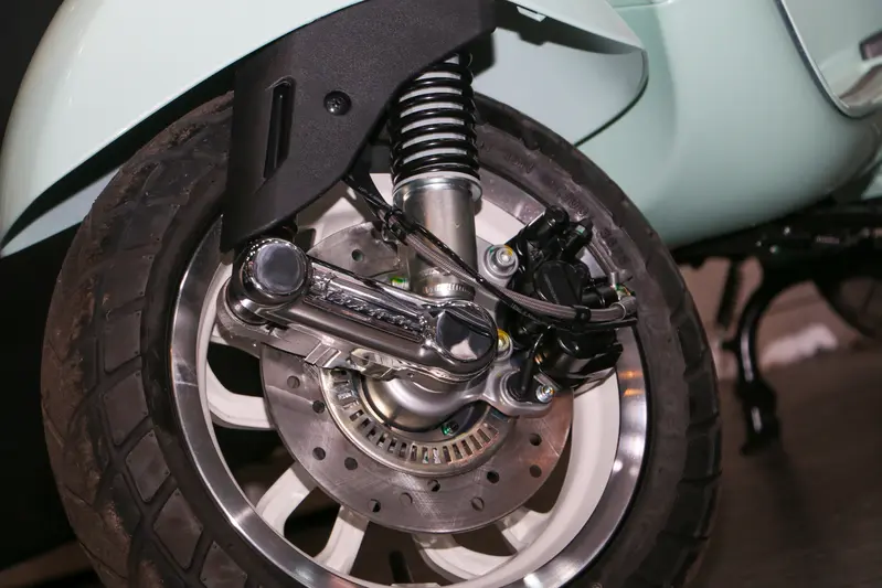 ▲航太級單搖臂懸吊： 傳承飛機鼻輪式減震設計，賦予車頭輕巧靈動的轉向特質，即便是都會巷弄亦能展現精準操控。