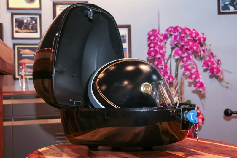 ▲Vespa選配的後置物箱可有效釋放裝載空間，讓騎士兼顧優雅之餘，也能提升載物機能。