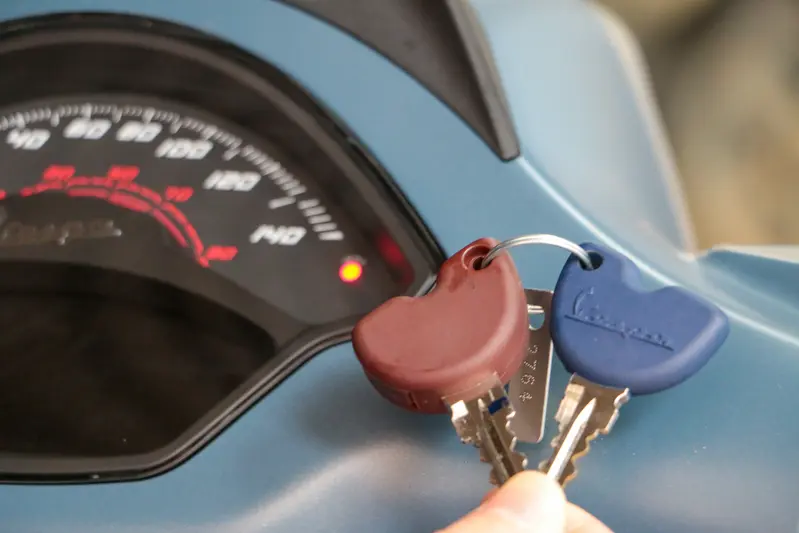 ▲精密防盜系統：原廠標配一只深褐色主鑰匙（具備母匙重設功能）與副鑰匙；此一設定不僅大幅提升車輛防護安全性，更體現了 Vespa 作為頂級速克達，在後勤管理與細節考量上的嚴謹思維。