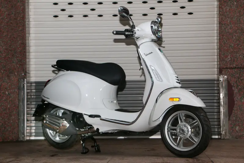 ▲Primavera 125： 經典圓燈與優美曲線交織，盡顯雅致行路質感；配備傾倒感知器與熄火開關，於浪漫細節中守護行車安全。