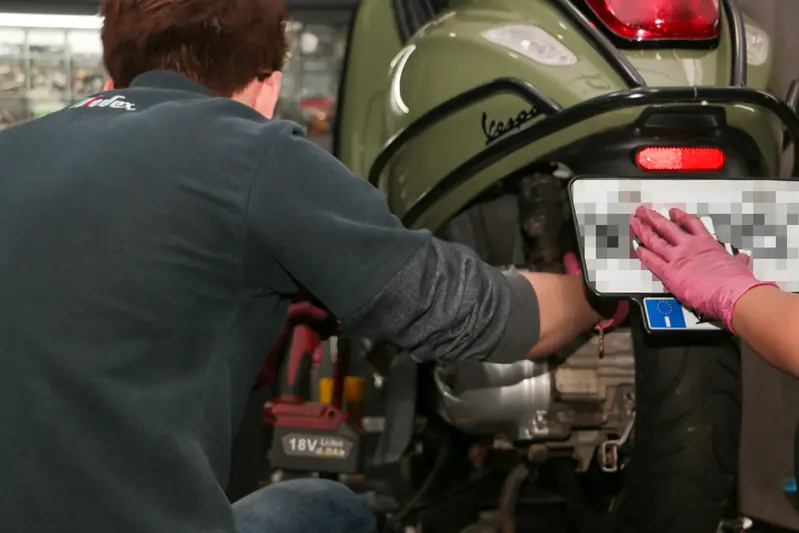 ▲原廠認證技師：秉持實事求是的精神，在 Vespa 浪漫感性的外貌下，以嚴謹、理性的職人初衷，守護車主的每一台愛車。