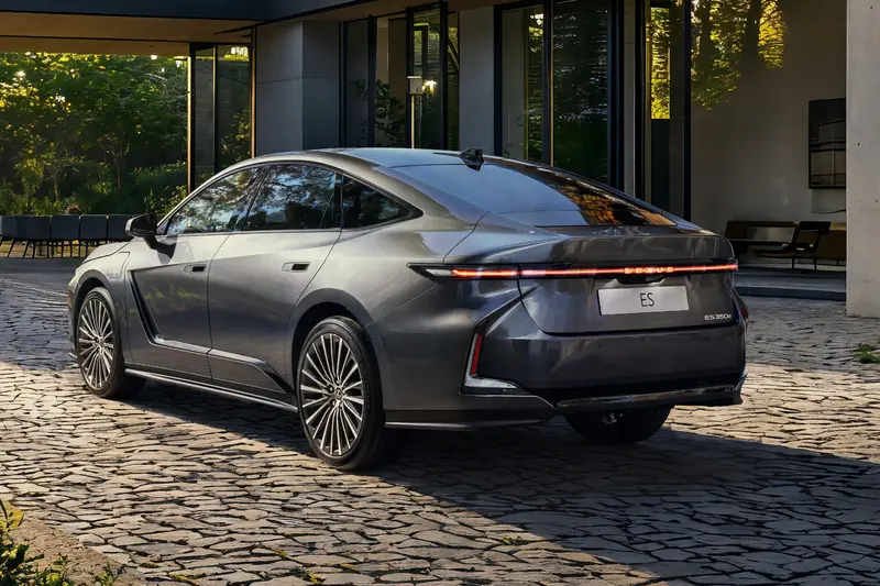 全新Lexus ES,圖為海外車款,台灣車款以和泰汽車公布為準。