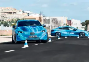 Infiniti首創 賓士終於趕上 二次小改款Mercedes-Benz EQS 導入線控方向盤 車艙佈局同步曝光