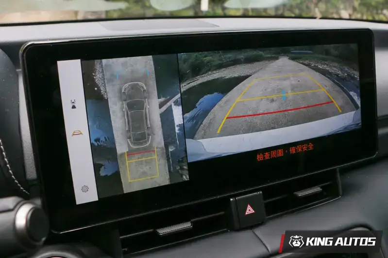12.3吋中控螢幕上能顯示多項資訊，其中最好用，也最常用的是環景與倒車畫面。