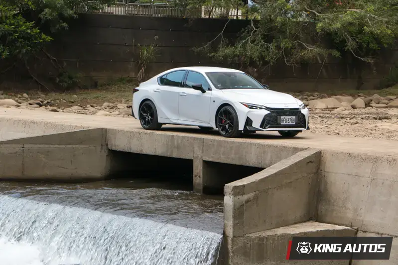 在時代的洪流下，Lexus IS歷經3次小改款，科技配備不落人後。最新消息，LS將在今年8月停產，IS是笑到最後的日系後驅轎車！