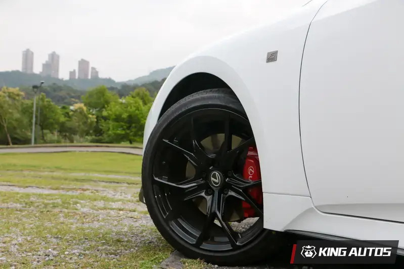 F Sport最值得的就鋁圈吧！ 專屬19吋BBS鍛造鋁圈，搭配F Sport紅色煞車卡鉗，落地胎為Bridgestone S001L。