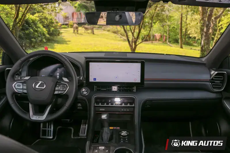 3次小改款換上雙12.3吋螢幕，科技感大幅提升。要說可惜的話，大概就是中控台上的石英鐘取消了。