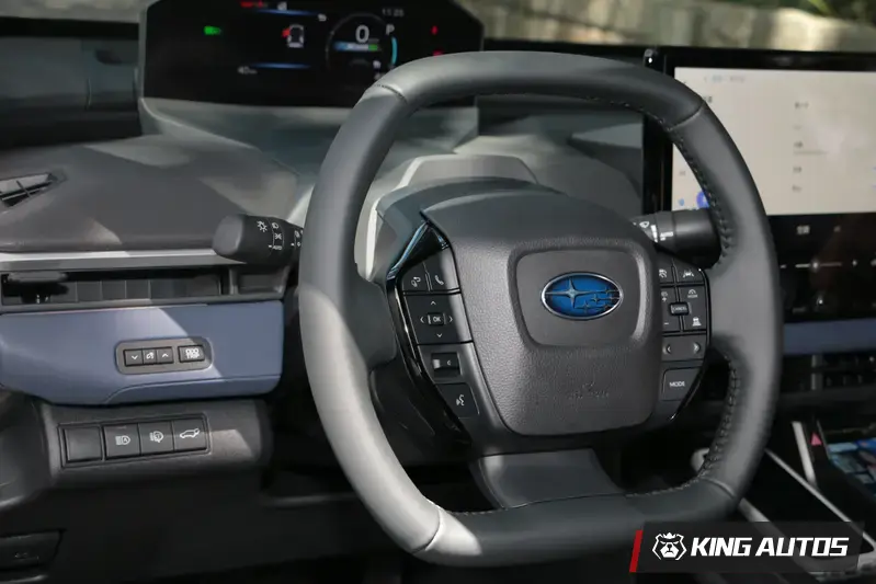 方向盤後面的撥片藏得很好。雖然看不到,但觸手可及,使用起來相當便利。