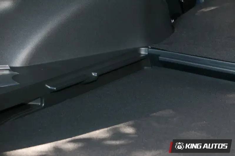 後廂底板可向下放置,爭取更多垂直空間。