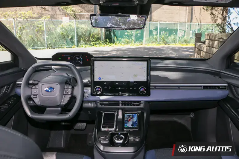 數位儀表靠近前擋風玻璃,原廠想營造出抬頭顯示的使用便利性,但有時候會被方向盤擋到。