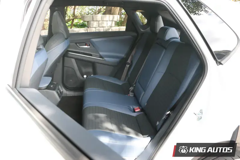 小改款後,車內改用深色系的藍黑搭配。