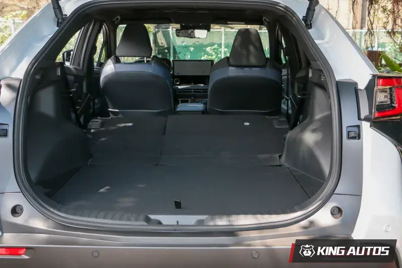 後排椅全數傾倒後,底板相當平整。