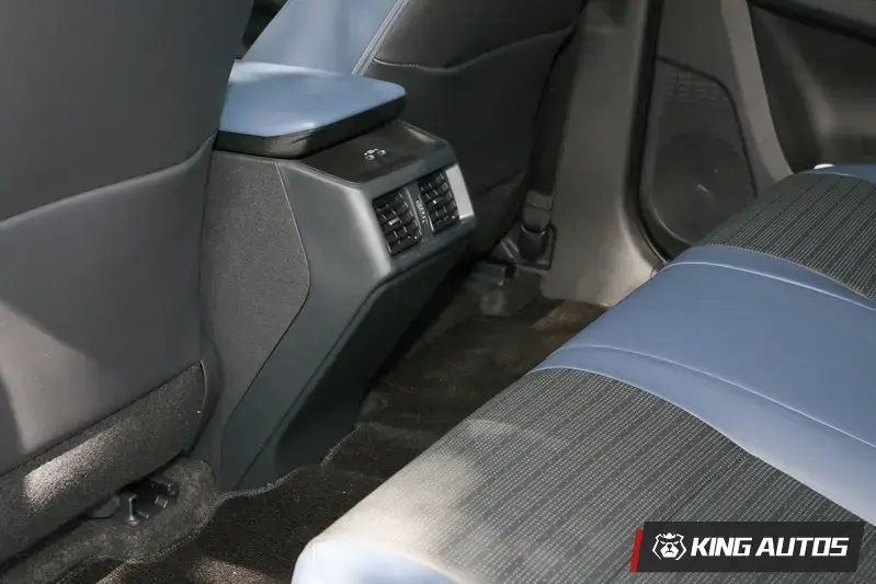 後排冷氣出風口備有TYPE C充電口