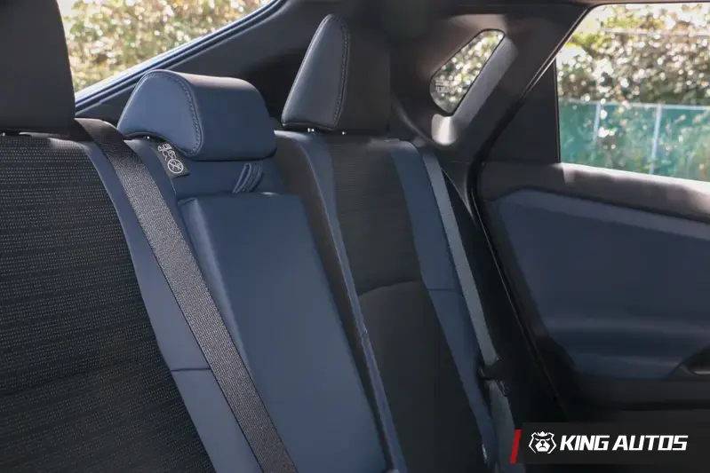 後排椅背有角度可調整