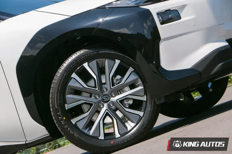 輪拱改亮黑色烤漆,多了幾分時尚典雅。標配 20 吋雙色切削個性化鋁圈。