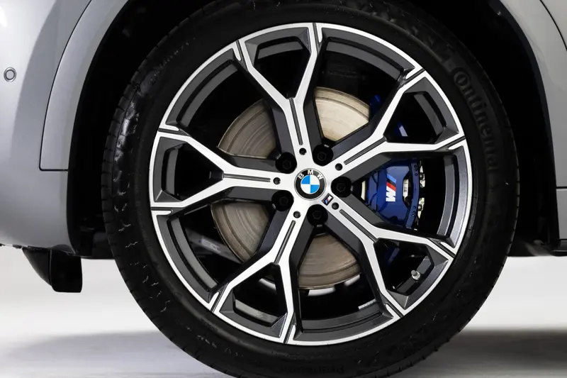 搭配全新升級的專屬21吋M款輪圈，在磅礡氣勢之中展現鮮明且動感的運動語彙。