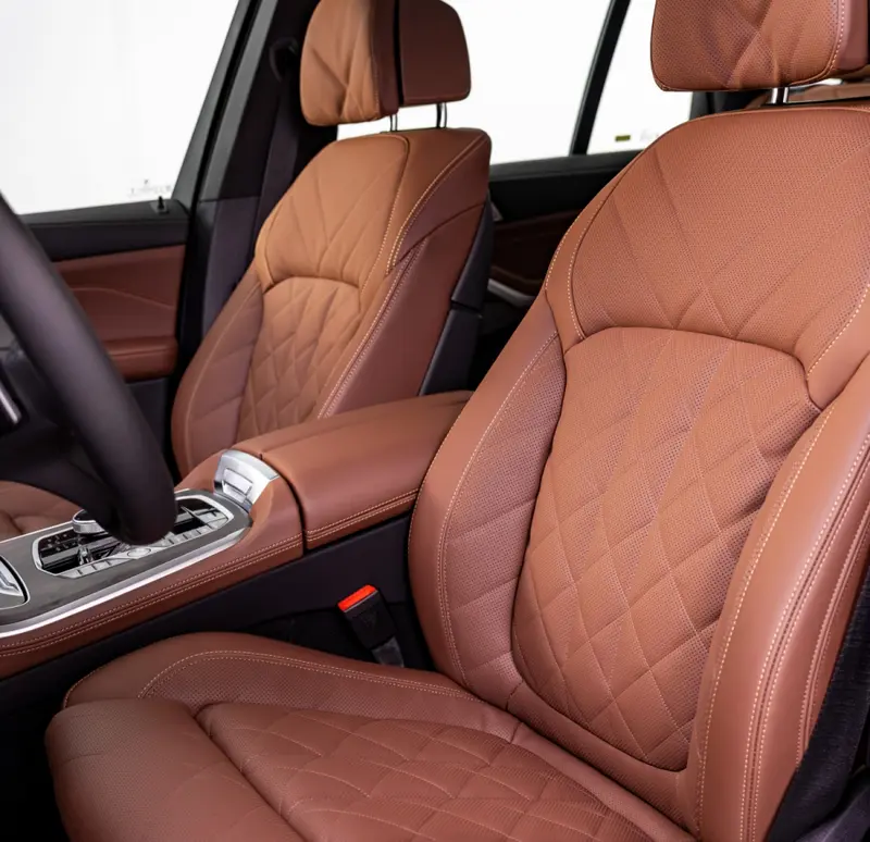 為形塑兼具豪華氛圍與科技美學的現代座艙，全新年式BMW X5與X6 xDrive40i M Sport車型升級配備具通風功能的雙前座舒適型座椅，結合頂級水晶中控套件與豪華型四區恆溫空調，並搭載harman kardon高傳真音響系統，從多重感官層面全面提升乘坐質感與尊榮體驗。