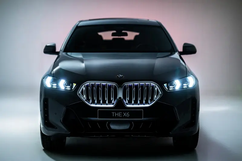 全新年式BMW X5與X6鉑金版在外觀設計上全面進化，導入全新BMW飾光水箱護罩，結合LED頭燈與M Sport套件，勾勒出更具張力的車頭造型。