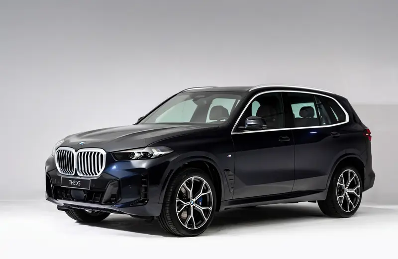 承襲BMW X家族一脈相承的設計語彙，全新BMW X5與X6，前者展現充滿力量與粗獷的霸氣姿態，後者則展演美型與剽悍兼具的率性風情，揉合新世代設計語彙結合增添剽悍的黑色多邊形下氣壩，搭配更具識別性全新LED頭燈與全新M Sport外觀套件，錘煉出別具風格的新世代豪華休旅獨特樣貌。