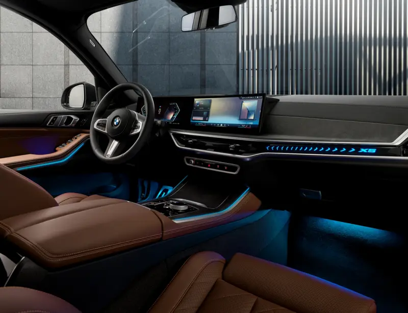 全新年式BMW X5與X6鉑金版搭載BMW Operating System 8.5與直覺化操作介面，並首度導入 Disney+影音串流功能，為車室娛樂體驗增添更豐富層次；同時整合抬頭顯示器、AR擴增實境導航、BMW智慧語音助理2.0與智慧Comfort Access免鑰匙系統，並標配BMW Personal CoPilot智慧駕駛輔助系統，涵蓋360度環景輔助攝影、自動停車輔助與倒車輔助等功能。