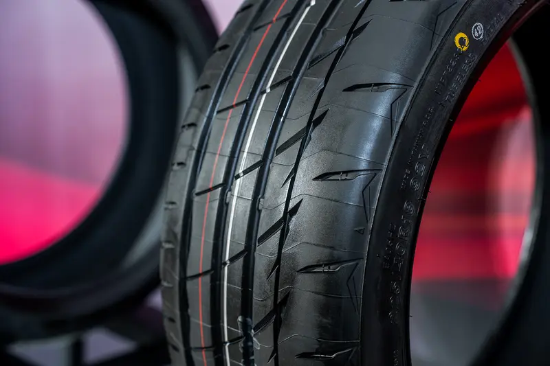 BRIDGESTONE POTENZA Adrenalin RE005 的標誌性「A」字型溝槽能有效提升過彎穩定性，展現精準受控的特質（圖／普利司通輪胎提供）