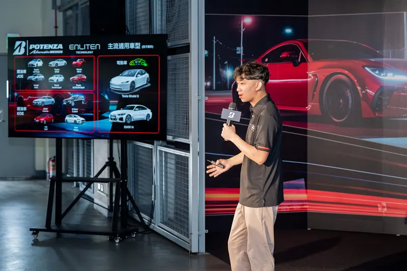 BRIDGESTONE POTENZA Adrenalin RE005 搭載 ENLITEN 技術，適用燃油車與電動車，滿足多元日常操駕需求，圖為產品經理－林昱賢分享新胎亮點（圖／普利司通輪胎提供）