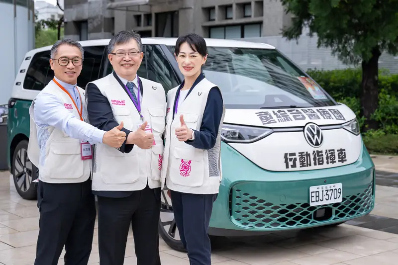 台灣福斯商旅總裁巫詩棻(右起)與童綜合醫院總院長童敏哲、台北醫學大學健康資訊科技國際研究中心副教授林哲瑋合影