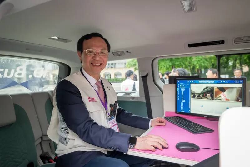 衛福部長石崇良於ID. Buzz行動指揮車內模擬操作