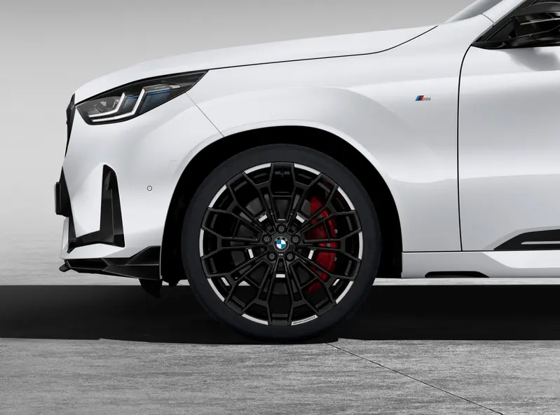 總代理汎德同步推出「M Performance 22吋1134M輪胎鋁圈組」,以鍛造工藝精製而成,在有效降低簧下重量的同時,大幅提升操控靈敏度與路面回饋表現。搭配大尺寸輪輻設計與專屬M Performance字樣點綴,於細節之中展現強烈的性能識別與視覺張力。將賽道等級的操控實力與鮮明外型完美融合,不僅強化駕馭本質,更為BMW X3勾勒出更具侵略感與精緻度兼備的底盤風格。