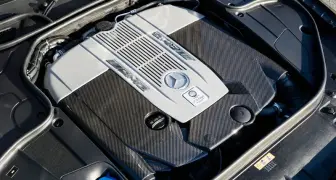 真的One Man, One Engine！《Mercedes-AMG》V12引擎組裝技師只剩一名