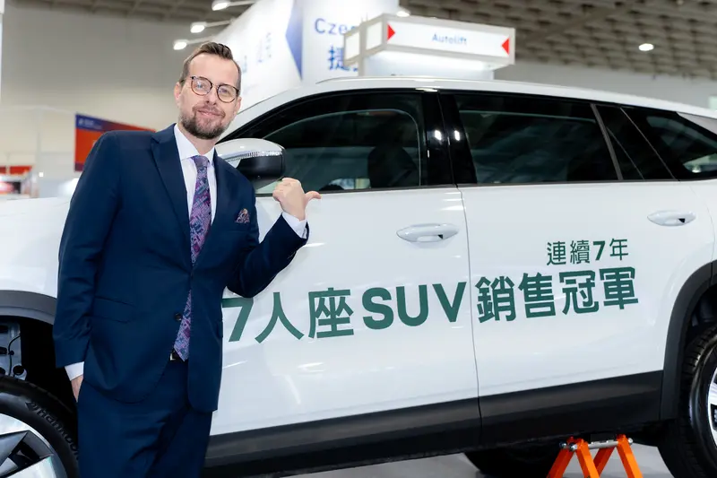 捷克駐台代表史坦格出席 AMPA,與 Skoda Kodiaq 同台亮相。