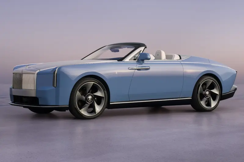 雖然該車型與該品牌其他產品同樣基於Art of Luxury平台打造,但Rolls-Royce表示其大部分部件都是獨特的,並強調該車與該公司首款電動車Spectre幾乎沒有共同之處。