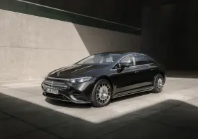926公里續航＋800V快充！二次小改款《Mercedes-Benz EQS》跑更遠 充更快 還搭載德系首款線傳轉向技術