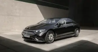 926公里續航＋800V快充！二次小改款《Mercedes-Benz EQS》跑更遠 充更快 還搭載德系首款線傳轉向技術