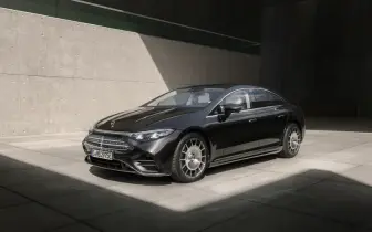 926公里續航＋800V快充！二次小改款《Mercedes-Benz EQS》跑更遠 充更快 還搭載德系首款線傳轉向技術