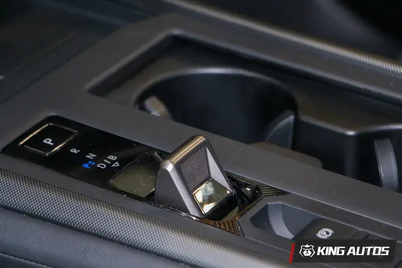 學起歐系車，玩起了蓮花指排檔桿。