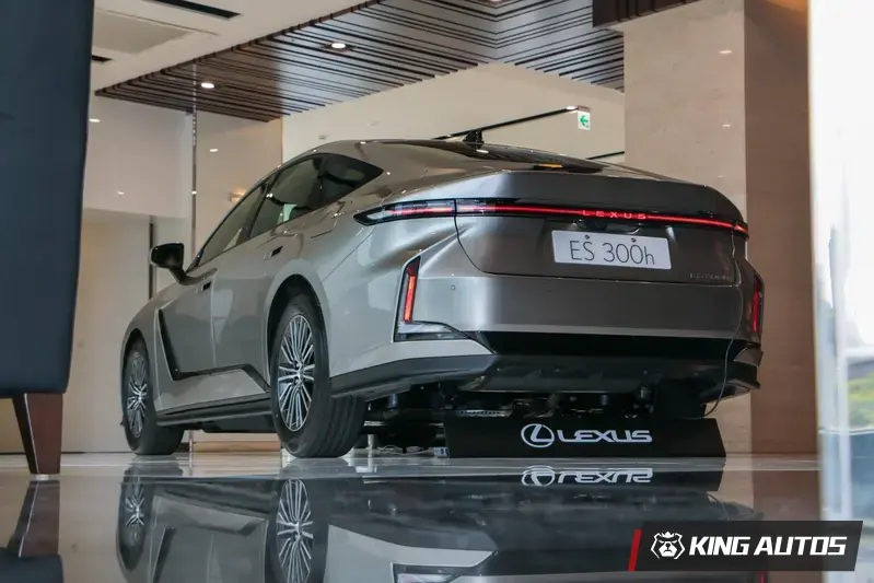 尾燈就...一條線。曾有人問我要怎麼一眼分辨車子的新舊世代？燈具越直的...越新！