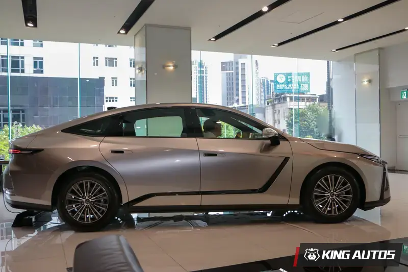 ES的全長來到5,140 mm，這讓它在尺碼上已經超越了許多同級競爭對手（如 E-Class 或 5 Series），直逼自家頂級旗艦LS標準軸車型。