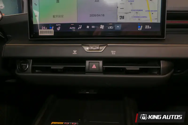 中控台的 Hidden Switch 感應式隱藏按鈕，猜猜看隱藏了那些功能。