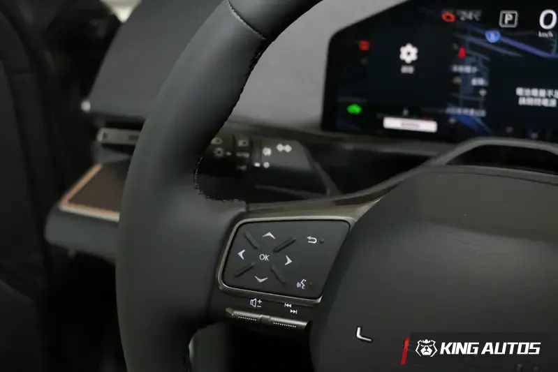 手指靠近時，按鍵會自動亮起。