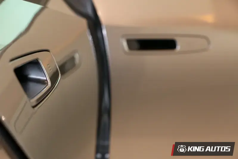 電控隱藏式車門把手，與車身鈑金切齊，藉此降低風阻。