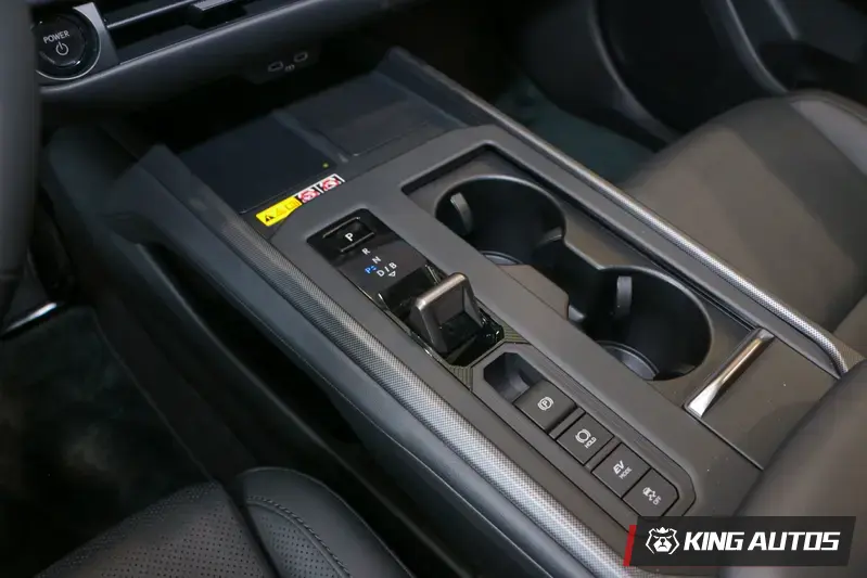 中央扶手前方的無線充電座只有司機座那邊