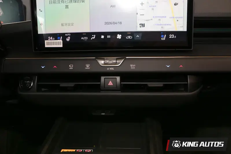 手靠近時答案就揭曉，是空調調整與環景按鍵。雙前座通風與加熱為觸控式調整，位在14吋中控螢幕下方角落。