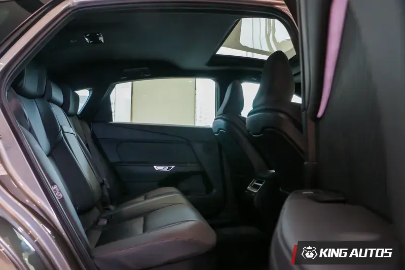 後座臀點往上移動，上下車更方便。油電車全面標配天窗。圖片右邊車門上的氣氛燈為頂規車才有的配備。