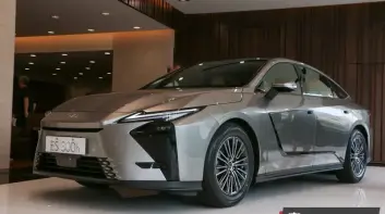 上市前直擊｜全新《Lexus ES 300h》全新設計勾勒豪華質感 2.0油電比NX RAV4更省油省稅