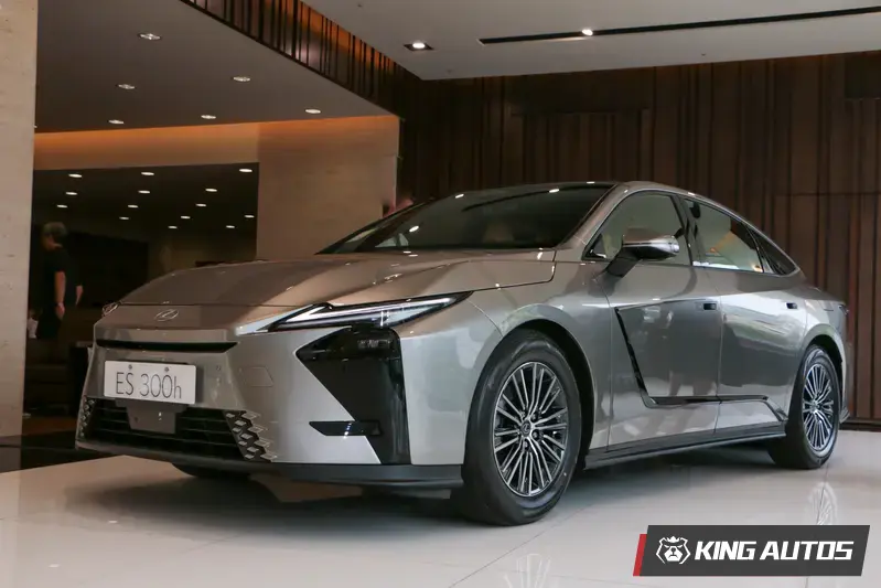 南港所展示的是Lexus ES 300h頂級版，為2.0油電動力的頂規車型，預售價200萬元。