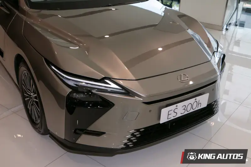 引擎蓋上的線條相當粗曠