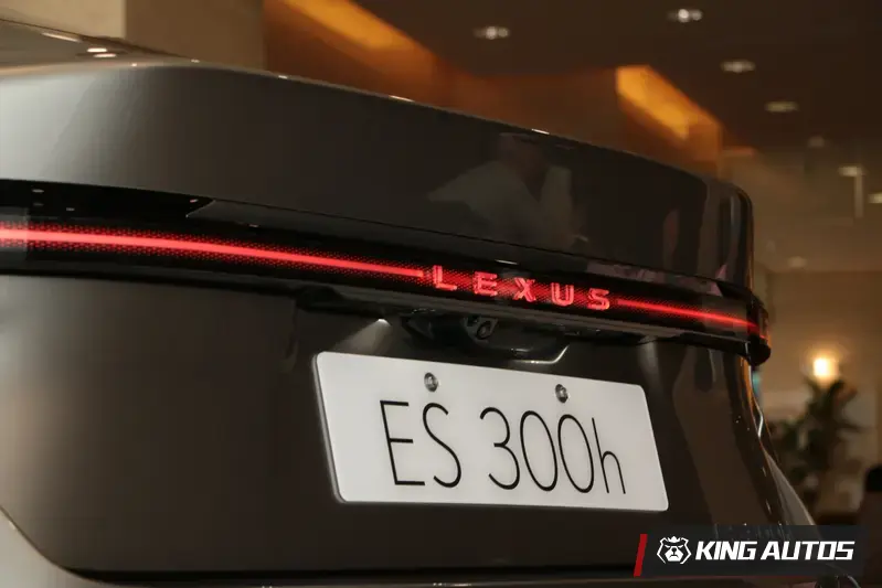 首創！LEXUS字樣作在尾燈，可以發光了！