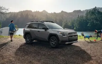 Toyota為何不急推電動RAV4？多路徑策略才是關鍵